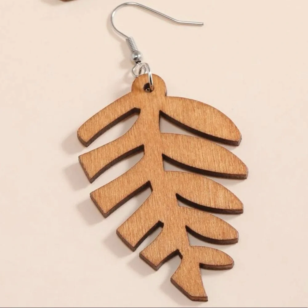 🦋 3/$24 Brown wooden leaf earrings / NWOT - Picture 3 of 3